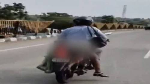 কারো সাহায্য না পেয়ে বাইকের পেছনে নিলেন স্ত্রীর মরদেহ