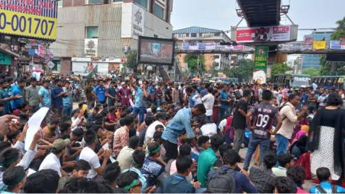 অধ্যাদেশের দাবিতে সাইন্সল্যাব মোড় ১০ মিনিটের জন্য অবরোধ ৭ কলেজের শিক্ষার্থীদের