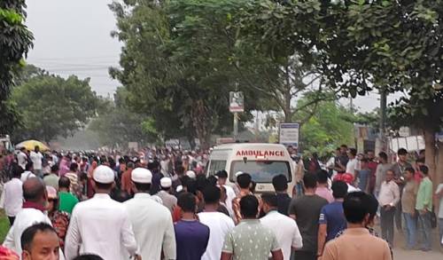 উৎসুক জনতার ভিড়ে ব্যাহত হচ্ছে উদ্ধার কার্যক্রম