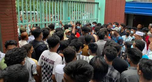 এইচএসসি পরীক্ষা পেছানো নিয়ে রাজধানীতে অবস্থান দুই পক্ষের