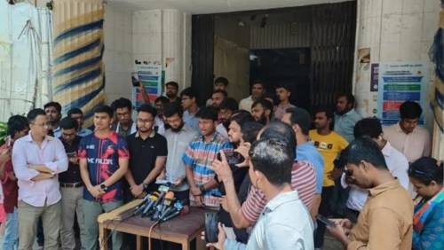 ২৪ ঘন্টার আল্টিমেটাম দিলো ঢাকা মেডিকেল কলেজের শিক্ষার্থীরা