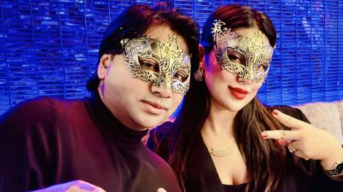 মুখোশ পড়া যে ব্যাক্তির সাথে হ্যালোইন পালন করলেন অপু-বিশ্বাস