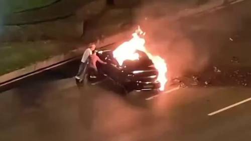ইলেকট্রিক গাড়িতে আগুন, দরজা না খোলায় ভিতরে চালকের মৃত্যু