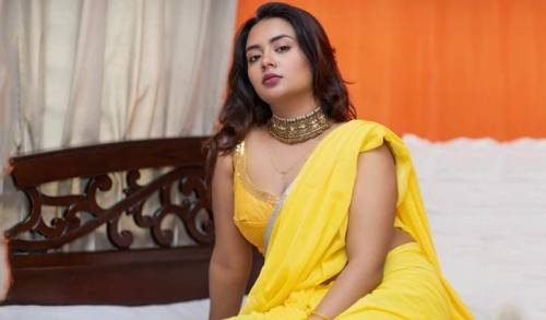 ফেসবুকে লাইভে এসে বাঁচতে চাইলেন অভিনেত্রী